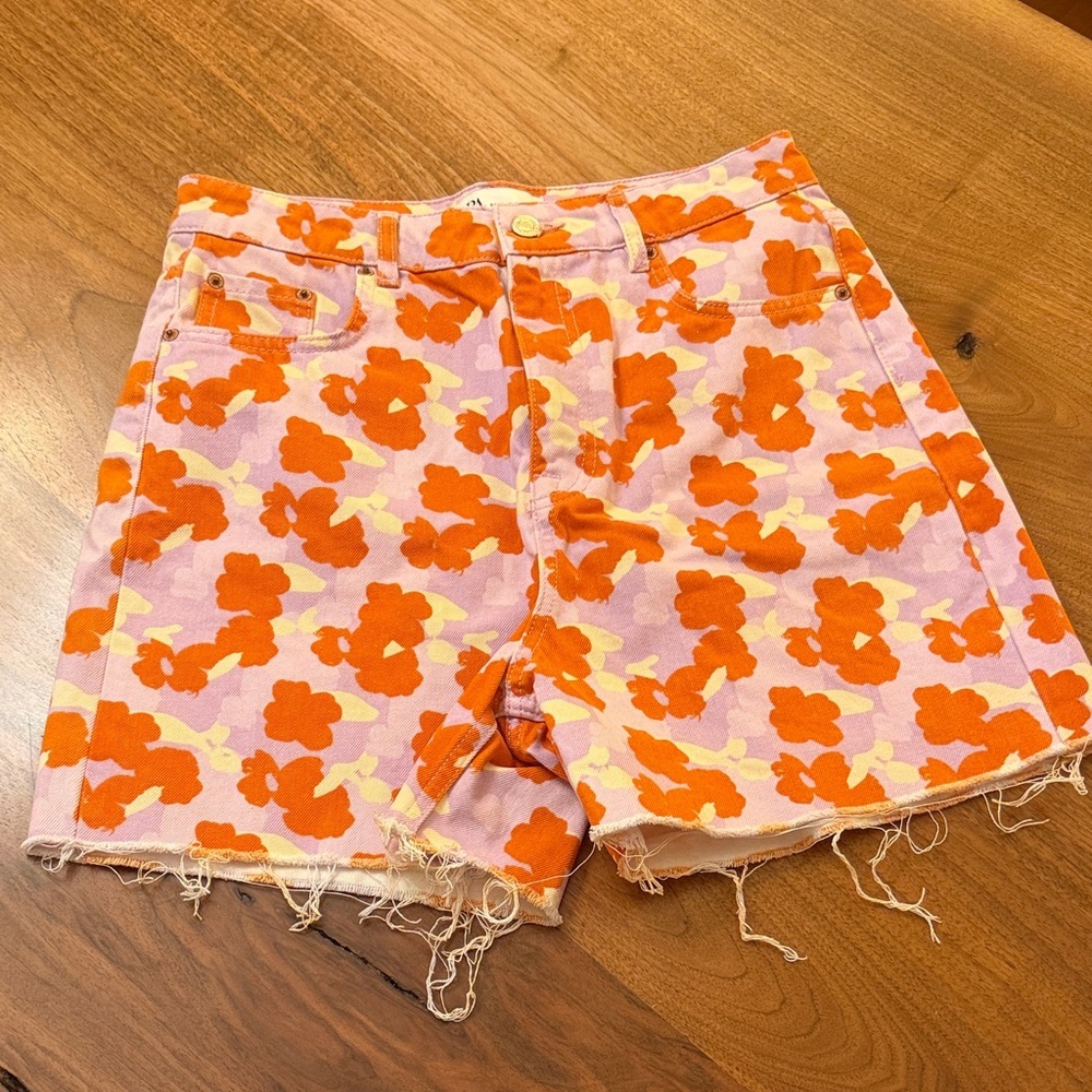 Zara The 90's denim jean shorts in a poppy print 
Size 6